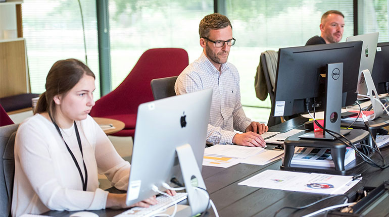 Outsourced vs. Internal Cybersecurity Teams: How Businesses Choose